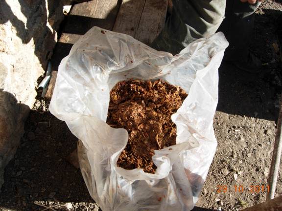 Η πρώτη ύλη (τα στέμφυλα).